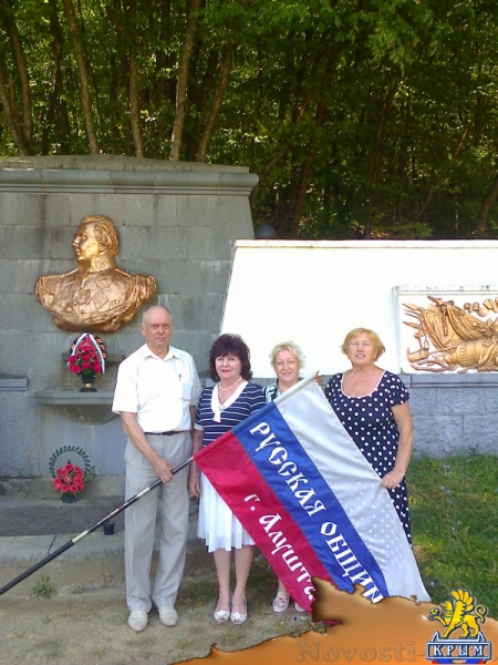 Русская община Алушты возложила цветы к барельефу фельдмаршала Кутузова на Кутузовском фонтане (ФОТО) - «Общество Крыма»