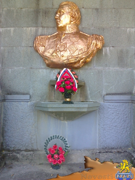 Русская община Алушты возложила цветы к барельефу фельдмаршала Кутузова на Кутузовском фонтане (ФОТО) - «Общество Крыма»