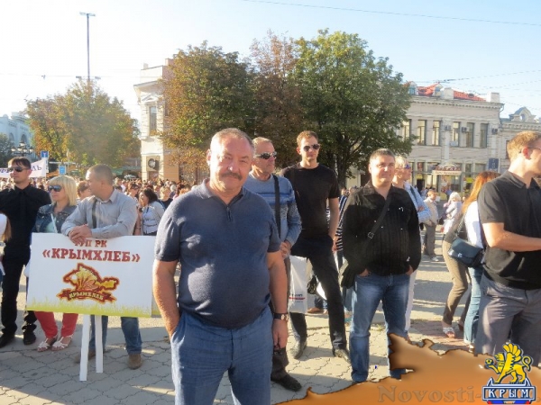 Фестиваль «единороссов» на центральной площади Симферополя вынужденно прерывался из-за внезапного возгорания дизель-генератора возле памятника Ленину (ФОТО) - «Общество Крыма»