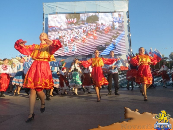 Фестиваль «единороссов» на центральной площади Симферополя вынужденно прерывался из-за внезапного возгорания дизель-генератора возле памятника Ленину (ФОТО) - «Общество Крыма»