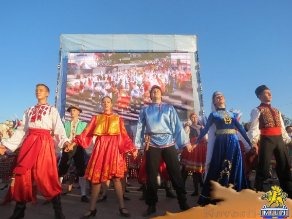 Фестиваль «единороссов» на центральной площади Симферополя вынужденно прерывался из-за внезапного возгорания дизель-генератора возле памятника Ленину (ФОТО) - «Общество Крыма»