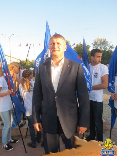 Фестиваль «единороссов» на центральной площади Симферополя вынужденно прерывался из-за внезапного возгорания дизель-генератора возле памятника Ленину (ФОТО) - «Общество Крыма»