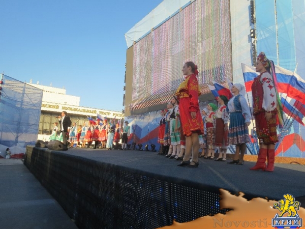 Фестиваль «единороссов» на центральной площади Симферополя вынужденно прерывался из-за внезапного возгорания дизель-генератора возле памятника Ленину (ФОТО) - «Общество Крыма»