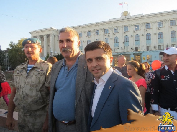 Фестиваль «единороссов» на центральной площади Симферополя вынужденно прерывался из-за внезапного возгорания дизель-генератора возле памятника Ленину (ФОТО) - «Общество Крыма»