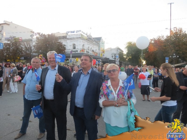 Фестиваль «единороссов» на центральной площади Симферополя вынужденно прерывался из-за внезапного возгорания дизель-генератора возле памятника Ленину (ФОТО) - «Общество Крыма»