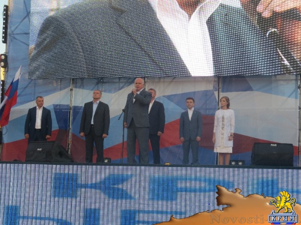 Фестиваль «единороссов» на центральной площади Симферополя вынужденно прерывался из-за внезапного возгорания дизель-генератора возле памятника Ленину (ФОТО) - «Общество Крыма»