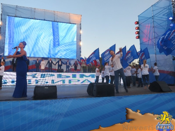 Фестиваль «единороссов» на центральной площади Симферополя вынужденно прерывался из-за внезапного возгорания дизель-генератора возле памятника Ленину (ФОТО) - «Общество Крыма»