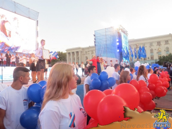 Фестиваль «единороссов» на центральной площади Симферополя вынужденно прерывался из-за внезапного возгорания дизель-генератора возле памятника Ленину (ФОТО) - «Общество Крыма»