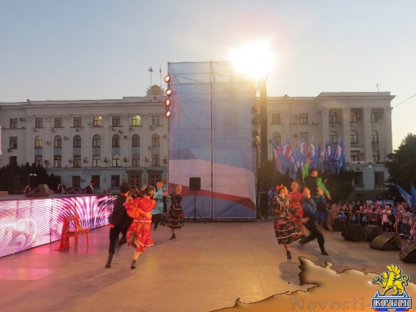 Фестиваль «единороссов» на центральной площади Симферополя вынужденно прерывался из-за внезапного возгорания дизель-генератора возле памятника Ленину (ФОТО) - «Общество Крыма»