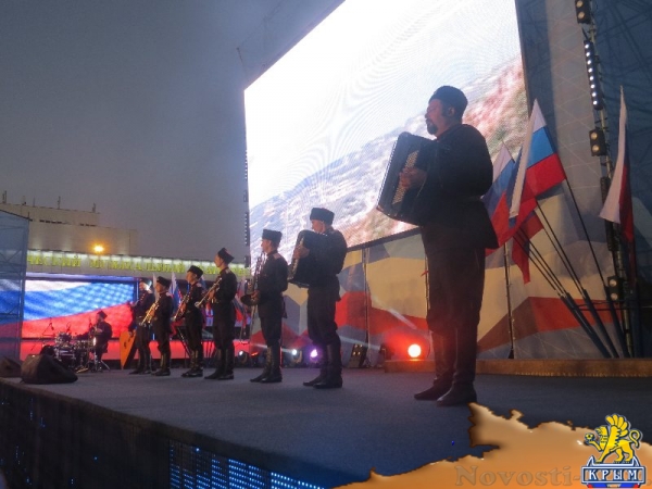 Фестиваль «единороссов» на центральной площади Симферополя вынужденно прерывался из-за внезапного возгорания дизель-генератора возле памятника Ленину (ФОТО) - «Общество Крыма»