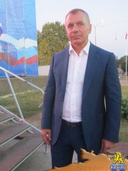 Фестиваль «единороссов» на центральной площади Симферополя вынужденно прерывался из-за внезапного возгорания дизель-генератора возле памятника Ленину (ФОТО) - «Общество Крыма»