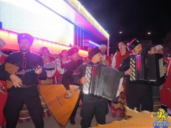 Фестиваль «единороссов» на центральной площади Симферополя вынужденно прерывался из-за внезапного возгорания дизель-генератора возле памятника Ленину (ФОТО) - «Общество Крыма»