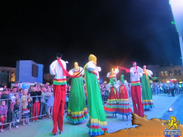 Фестиваль «единороссов» на центральной площади Симферополя вынужденно прерывался из-за внезапного возгорания дизель-генератора возле памятника Ленину (ФОТО) - «Общество Крыма»