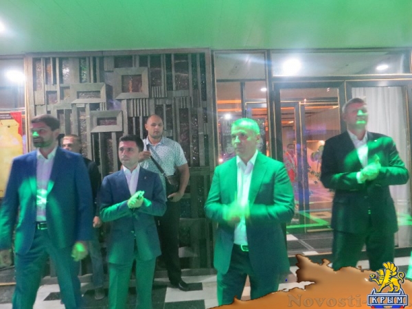 Фестиваль «единороссов» на центральной площади Симферополя вынужденно прерывался из-за внезапного возгорания дизель-генератора возле памятника Ленину (ФОТО) - «Общество Крыма»