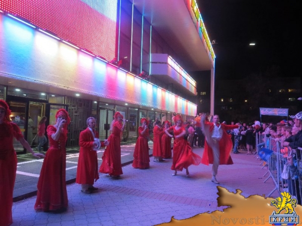 Фестиваль «единороссов» на центральной площади Симферополя вынужденно прерывался из-за внезапного возгорания дизель-генератора возле памятника Ленину (ФОТО) - «Общество Крыма»