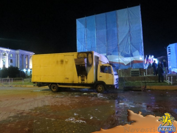 Фестиваль «единороссов» на центральной площади Симферополя вынужденно прерывался из-за внезапного возгорания дизель-генератора возле памятника Ленину (ФОТО) - «Общество Крыма»