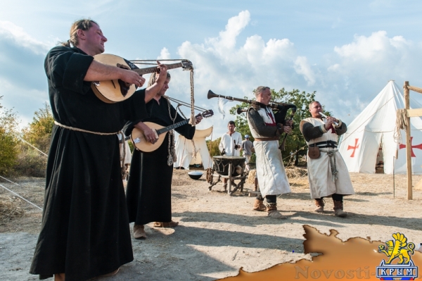На военно-историческом фестивале записывали в ландскнехты и примеряли доспехи (ФОТОРЕПОРТАЖ) - «Общество Крыма»