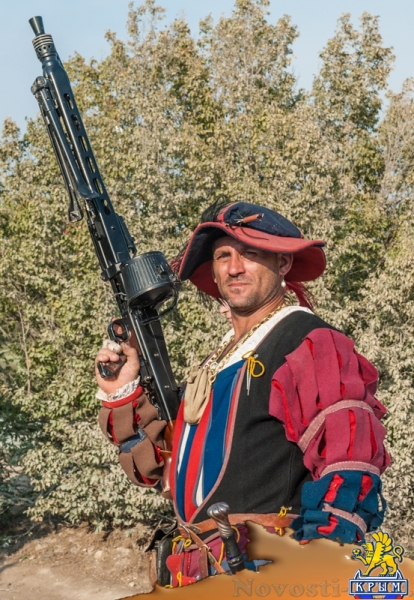 На военно-историческом фестивале записывали в ландскнехты и примеряли доспехи (ФОТОРЕПОРТАЖ) - «Общество Крыма»