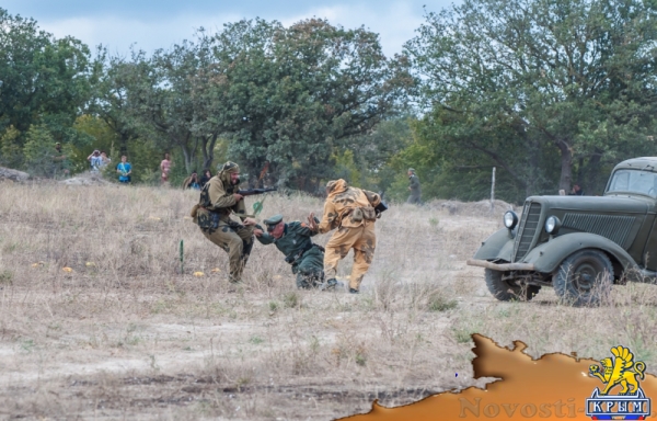 В финале военно-исторического фестиваля на Федюхиных высотах показали оборону и освобождение Севастополя (ФОТОРЕПОРТАЖ) - «Общество Крыма» В финале военно-исторического фестиваля на Федюхиных высотах показали оборону и освобождение Севастополя (ФОТОРЕПОРТАЖ) - «Общество Крыма»