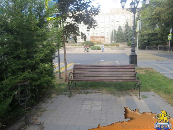 В Симферополе вандалы ломают скамейки и разрушают тротуар на улице Горького. При попустительстве полиции? (ФОТО) - «Происшедствия Крыма» В Симферополе вандалы ломают скамейки и разрушают тротуар на улице Горького. При попустительстве полиции? (ФОТО) - «Происшедствия Крыма»