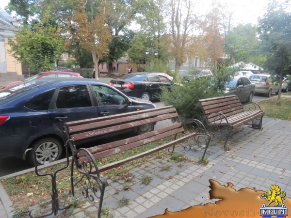 В Симферополе вандалы ломают скамейки и разрушают тротуар на улице Горького. При попустительстве полиции? (ФОТО) - «Происшедствия Крыма» В Симферополе вандалы ломают скамейки и разрушают тротуар на улице Горького. При попустительстве полиции? (ФОТО) - «Происшедствия Крыма»