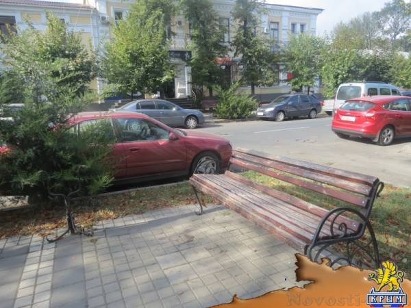 В Симферополе вандалы ломают скамейки и разрушают тротуар на улице Горького. При попустительстве полиции? (ФОТО) - «Происшедствия Крыма» В Симферополе вандалы ломают скамейки и разрушают тротуар на улице Горького. При попустительстве полиции? (ФОТО) - «Происшедствия Крыма»