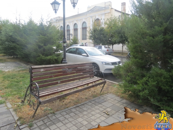 В Симферополе вандалы ломают скамейки и разрушают тротуар на улице Горького. При попустительстве полиции? (ФОТО) - «Происшедствия Крыма» В Симферополе вандалы ломают скамейки и разрушают тротуар на улице Горького. При попустительстве полиции? (ФОТО) - «Происшедствия Крыма»