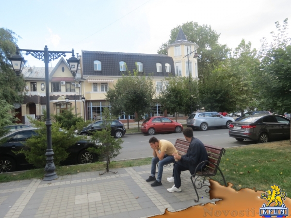 В Симферополе вандалы ломают скамейки и разрушают тротуар на улице Горького. При попустительстве полиции? (ФОТО) - «Происшедствия Крыма» В Симферополе вандалы ломают скамейки и разрушают тротуар на улице Горького. При попустительстве полиции? (ФОТО) - «Происшедствия Крыма»