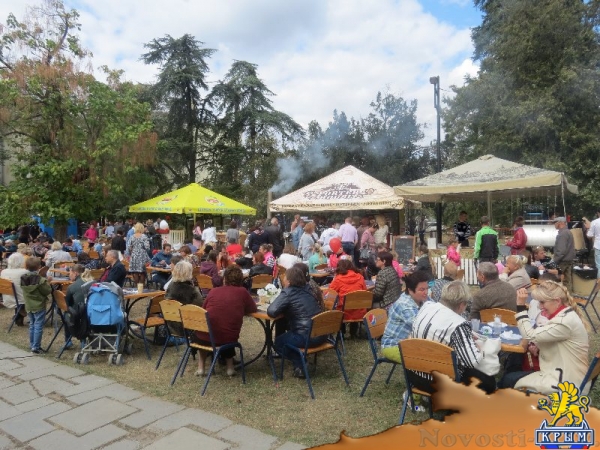 В Екатерининском саду Симферополя прошел благотворительный День Белого цветка (ФОТО) - «Общество Крыма»