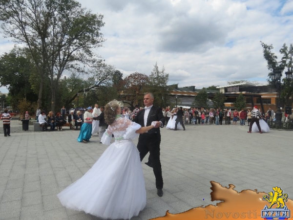 В Екатерининском саду Симферополя прошел благотворительный День Белого цветка (ФОТО) - «Общество Крыма»