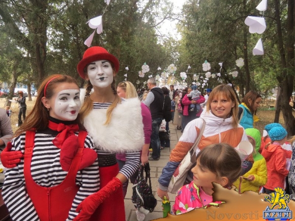 В Екатерининском саду Симферополя прошел благотворительный День Белого цветка (ФОТО) - «Общество Крыма»
