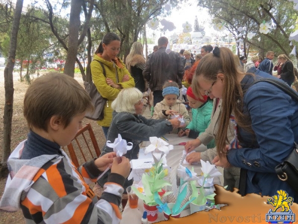 В Екатерининском саду Симферополя прошел благотворительный День Белого цветка (ФОТО) - «Общество Крыма»