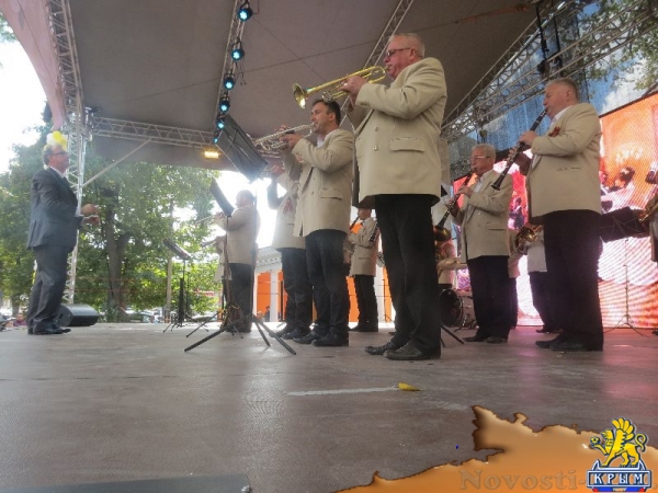 В Екатерининском саду Симферополя прошел благотворительный День Белого цветка (ФОТО) - «Общество Крыма»