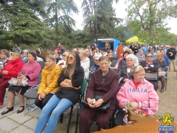 В Екатерининском саду Симферополя прошел благотворительный День Белого цветка (ФОТО) - «Общество Крыма»