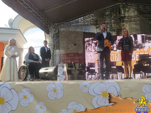 В Екатерининском саду Симферополя прошел благотворительный День Белого цветка (ФОТО) - «Общество Крыма»