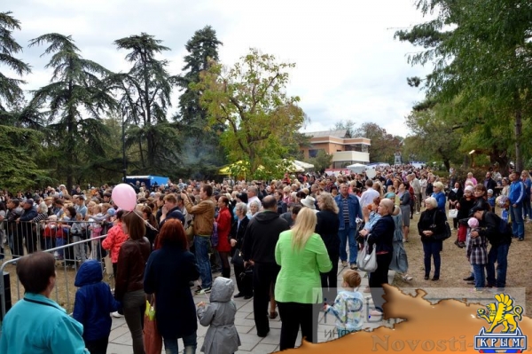 День благотворительности и милосердия «Белый цветок» собрал сотни крымчан и гостей полуострова в Симферополе (ФОТО) - «Общество Крыма»