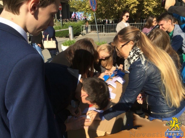 В центре Симферополя собрали флаг Крыма из пожеланий (ФОТО) - «Симферополь»