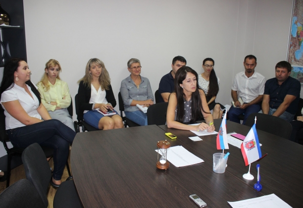 В центральный аппарат Госкомрегистра временно прикомандирован руководящий состав восьми подразделений комитета - «Госкомрегистр»