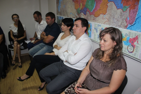 В центральный аппарат Госкомрегистра временно прикомандирован руководящий состав восьми подразделений комитета - «Госкомрегистр»