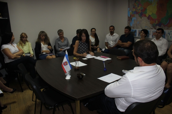 В центральный аппарат Госкомрегистра временно прикомандирован руководящий состав восьми подразделений комитета - «Госкомрегистр»