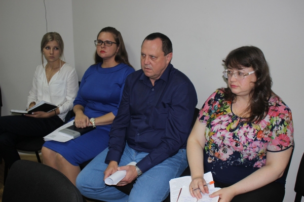 В центральный аппарат Госкомрегистра временно прикомандирован руководящий состав восьми подразделений комитета - «Госкомрегистр»