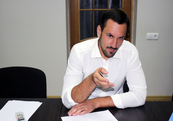 В центральный аппарат Госкомрегистра временно прикомандирован руководящий состав восьми подразделений комитета - «Госкомрегистр»