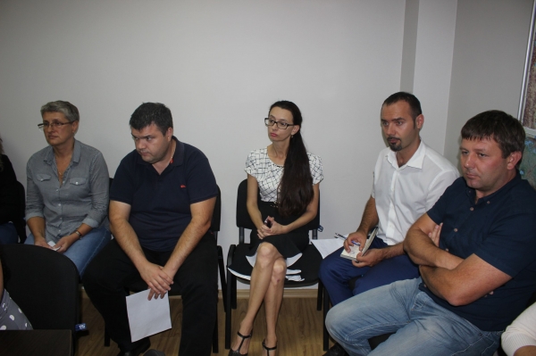 В центральный аппарат Госкомрегистра временно прикомандирован руководящий состав восьми подразделений комитета - «Госкомрегистр»