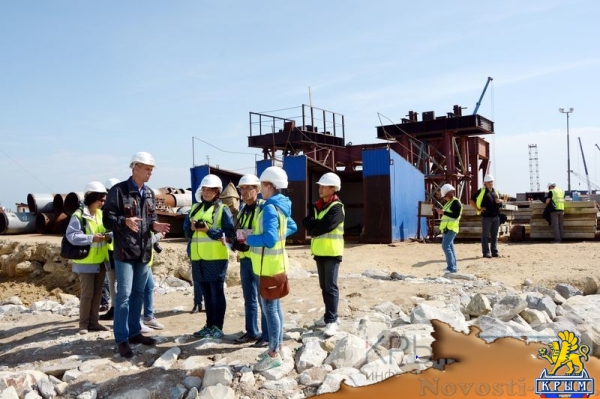 Крымский мост шагнул в море - «Возвращение в Россию» Крымский мост шагнул в море - «Возвращение в Россию»