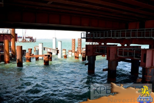 Крымский мост шагнул в море - «Возвращение в Россию» Крымский мост шагнул в море - «Возвращение в Россию»