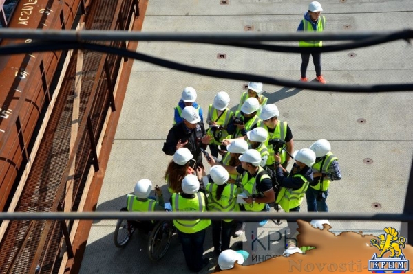 Крымский мост шагнул в море - «Возвращение в Россию» Крымский мост шагнул в море - «Возвращение в Россию»