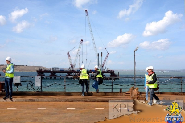 Крымский мост шагнул в море - «Возвращение в Россию» Крымский мост шагнул в море - «Возвращение в Россию»