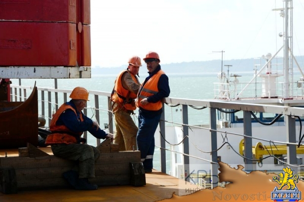 Крымский мост шагнул в море - «Возвращение в Россию» Крымский мост шагнул в море - «Возвращение в Россию»