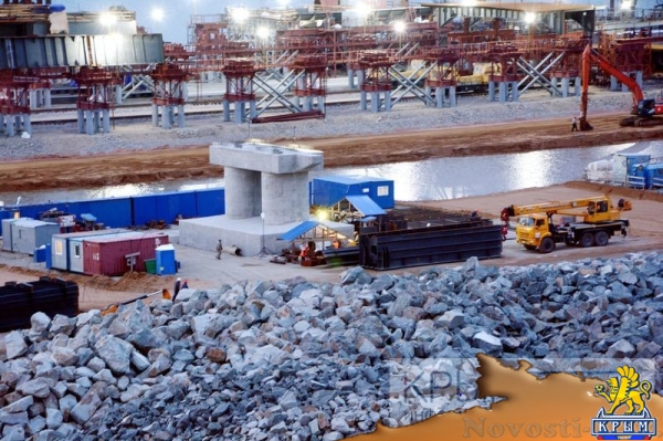 Крымский мост шагнул в море - «Возвращение в Россию» Крымский мост шагнул в море - «Возвращение в Россию»