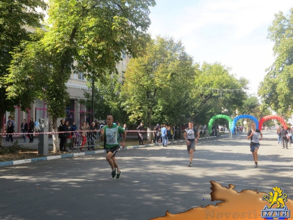 В честь Всероссийского дня бега в столице Республики Крым прошли два легкоатлетических пробега «Кросса нации» (ФОТО) - «Общество Крыма»